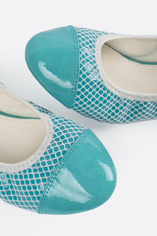 Blaue Ballerinas mit weißem Netz