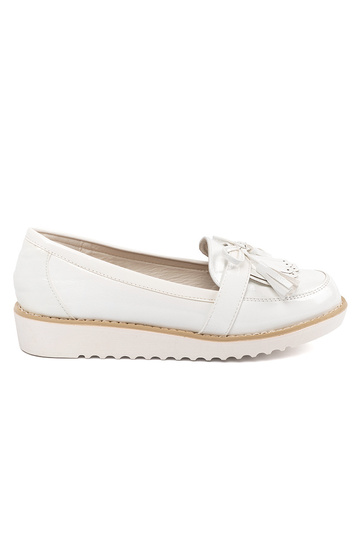 Weiße lackierte Mokassins...