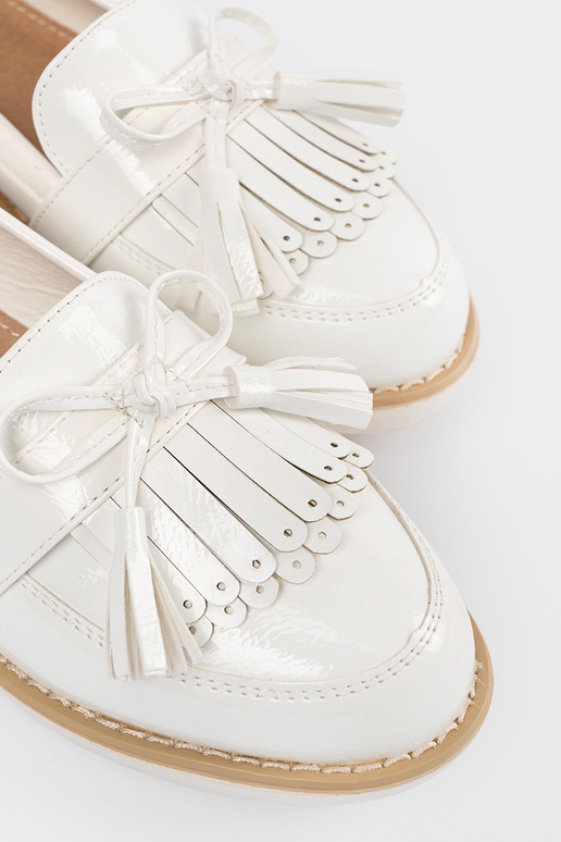 Weiße lackierte Mokassins mit Schleife