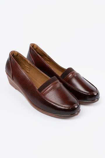 Schuhe auf niedrigem Plateau 2