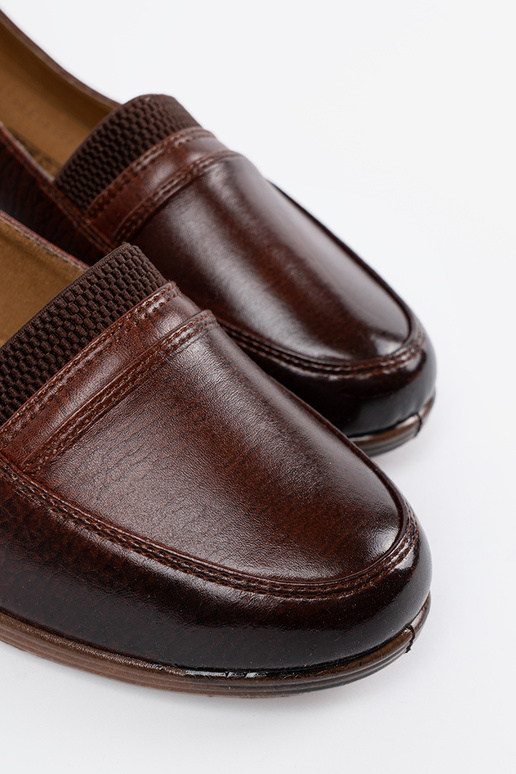 Schuhe auf niedrigem Plateau