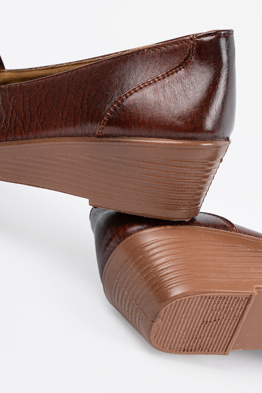 Schuhe auf niedrigem Plateau