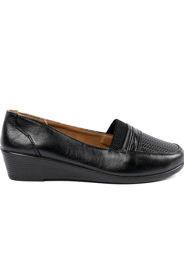 Schwarze Halbschuhe auf...