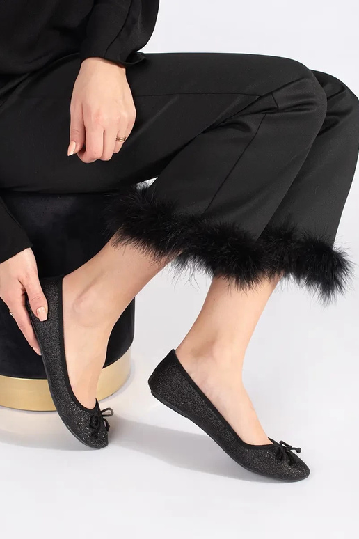 schZuarze Farbe glänzend Ballerinas mit einer Schleife