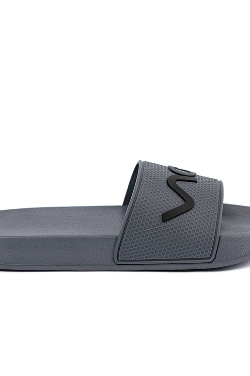 graue Farbe Hausschuhe mit einer Notiz