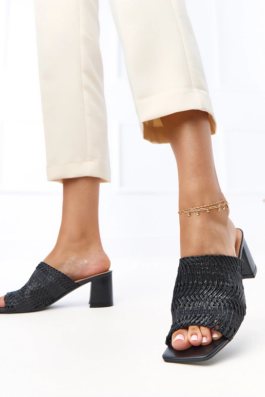 Schwarze Hausschuhe mit Absatz und...