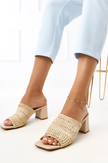 Beige Hausschuhe mit Absatz...