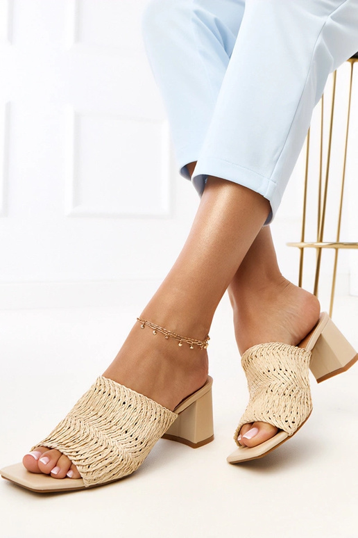 Beige Hausschuhe mit Absatz und... Beige Hausschuhe mit Absatz und...