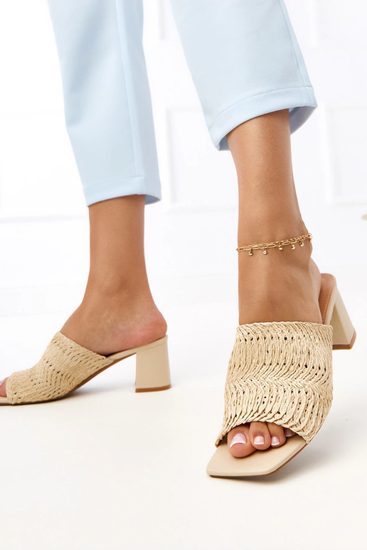 Beige Hausschuhe mit Absatz und... Beige Hausschuhe mit Absatz und...