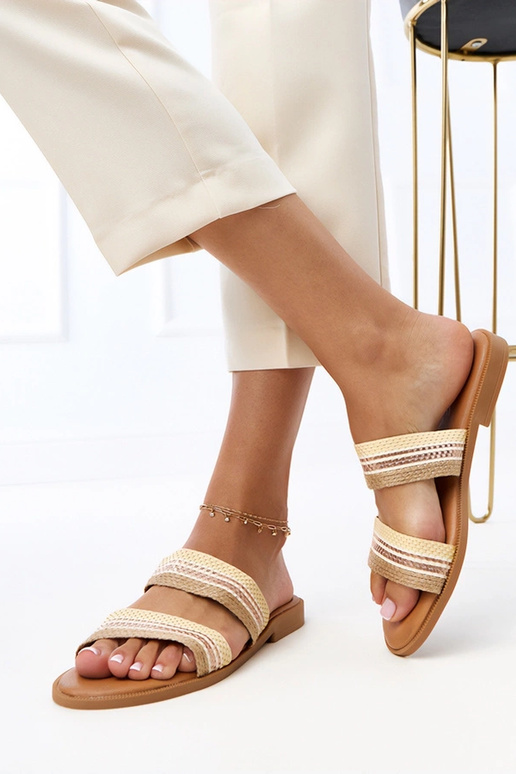 Beige Damenschuhe mit geflochtenen... Beige Damenschuhe mit geflochtenen...