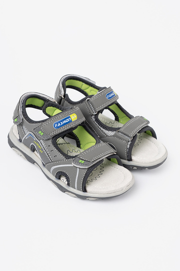 graue Farbe Sandalen jungenhaft