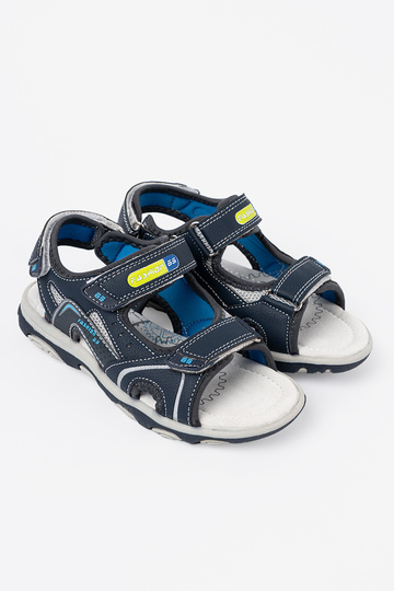 graue Farbe Sandalen jungenhaft