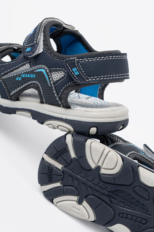 graue Farbe Sandalen jungenhaft