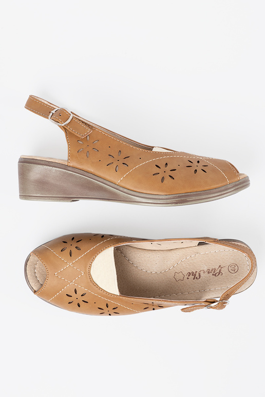 Karamellfarbe durchbrochen Sandalen auf einem Keil