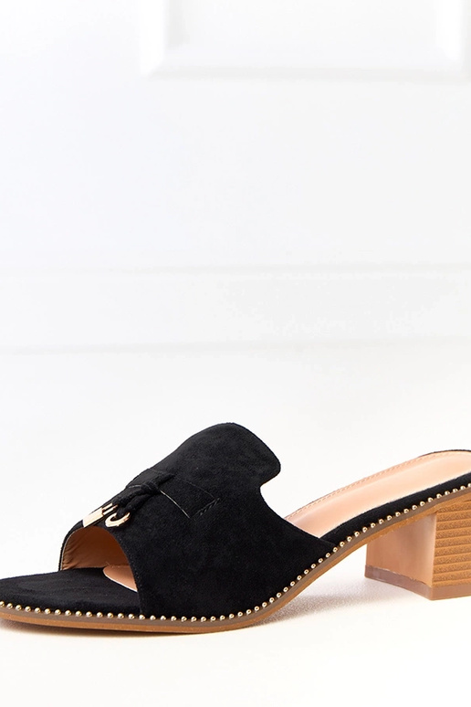 Schwarze Pantoletten mit Absatz und... Schwarze Pantoletten mit Absatz und...