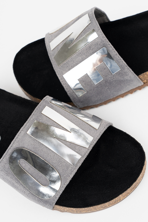 Hausschuhe z metallischm naDruckeniem ONE