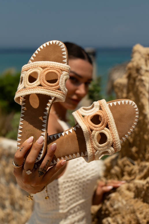 Gehäkelte Damen-Pantoletten mit... Gehäkelte Damen-Pantoletten mit...