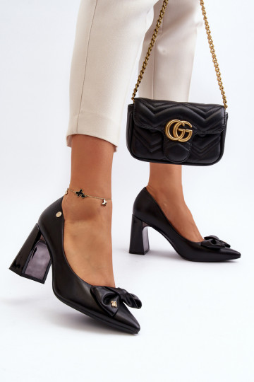 Schuhe mit Absatz und Schleifen in schwarz Ariemessa