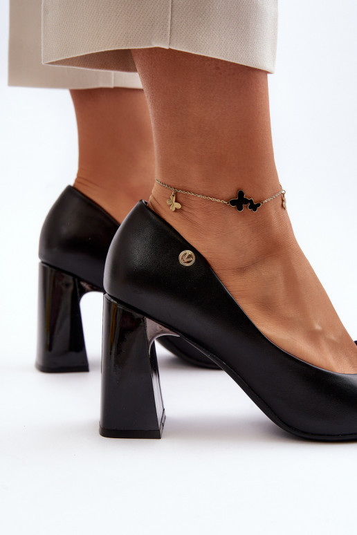 Schuhe mit Absätzen mit Bändern schZuarze Farbe Ariemessa