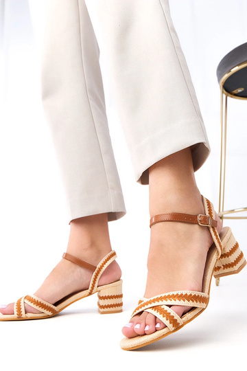 Braune Sockelabsätze mit...