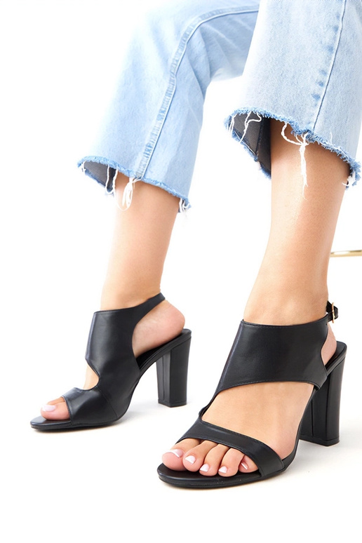 Schwarze Sandalen mit Absatz und... Schwarze Sandalen mit Absatz und...