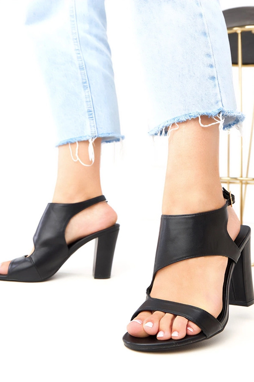 Schwarze Sandalen mit Absatz und... Schwarze Sandalen mit Absatz und...