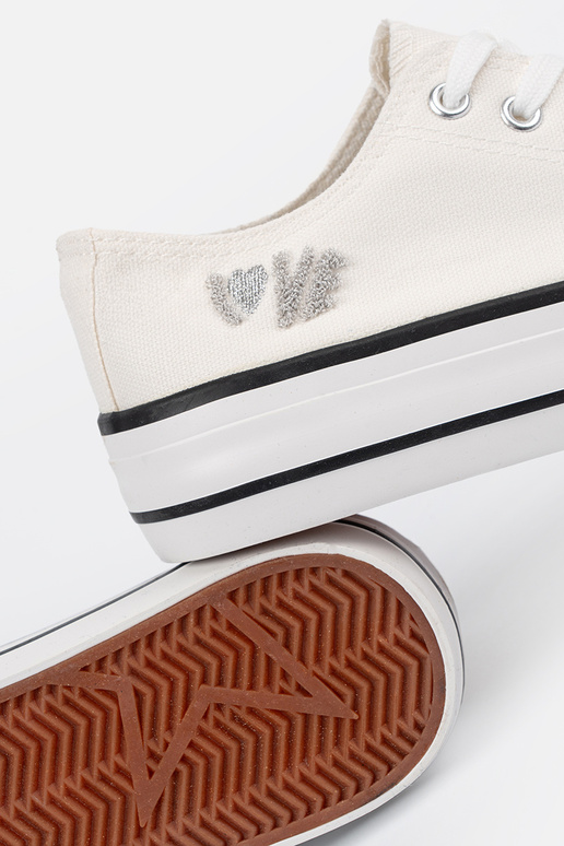 lässige Schuhe Zueiße Farbe mit einer Notiz Love