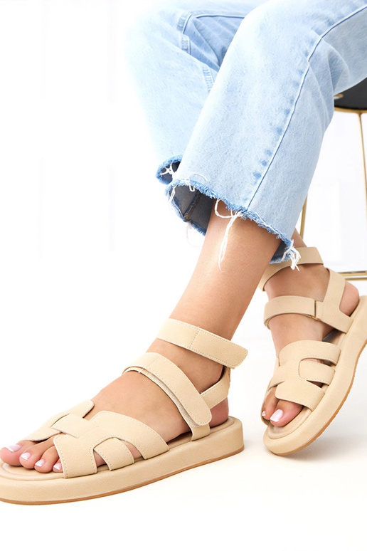 Sandalen in Sandfarbe mit Verschluss... Sandalen in Sandfarbe mit Verschluss...