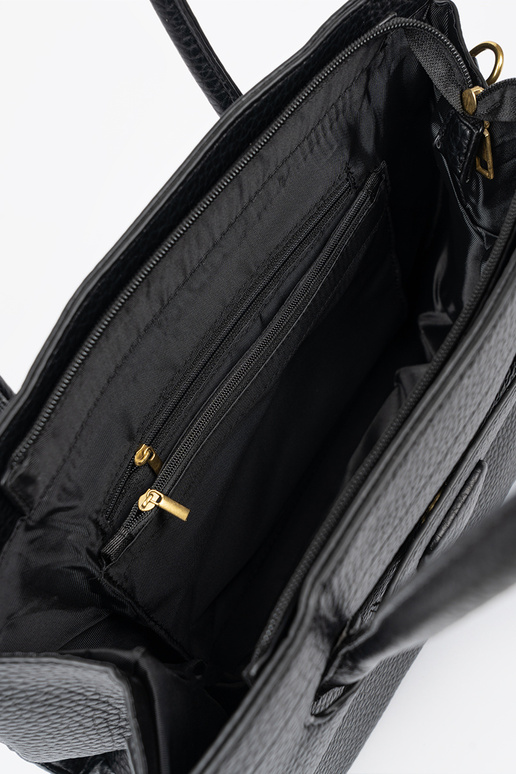 Ein Klassiker Handtasche SchZuarz auf dem Seitenstreifen