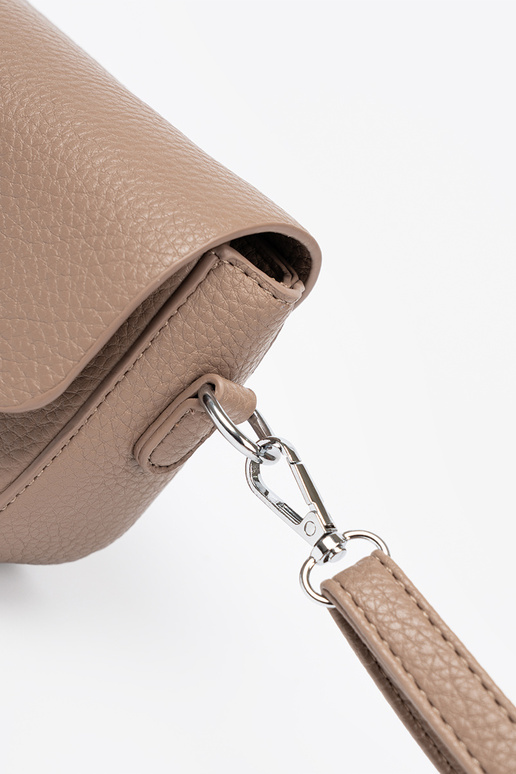 Briefträger mit Herzen Beige