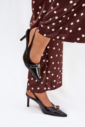 Schwarze lackierte Schuhe mit dünnen Absätzen und goldfarbenen Schnallen Vivae 2