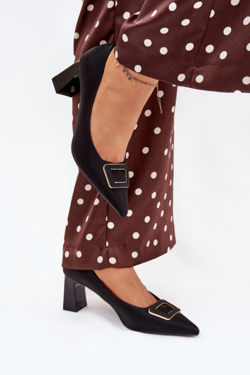 Schuhe mit Absätzen dekorieren mit Schnallen schZuarze Farbe Seriva