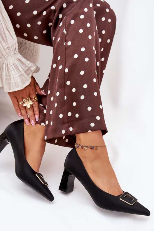 Schuhe mit Absätzen dekorieren mit Schnallen schZuarze Farbe Seriva