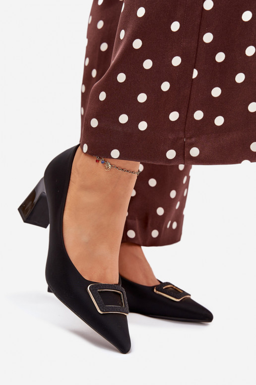 Schuhe mit Absätzen dekorieren mit Schnallen schZuarze Farbe Seriva