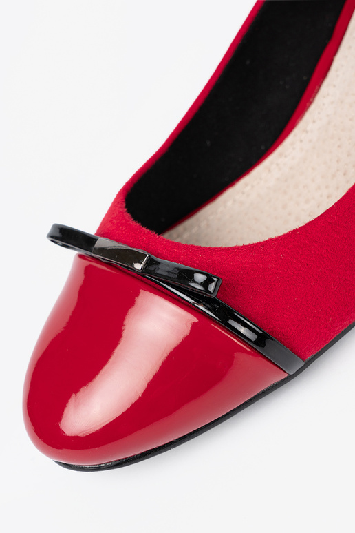 rote Farbe High Heels mit einer Schleife i lakieroZuanym noskiem rote Farbe High Heels mit einer Schleife i lakieroZuanym noskiem