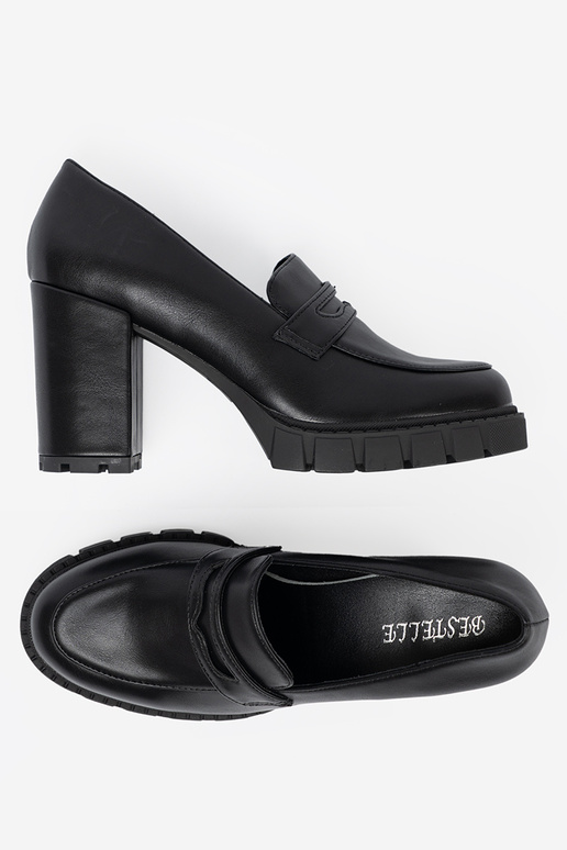 schZuarze Farbe Mokassins an der Ferse z traperoZuą podeszZuą