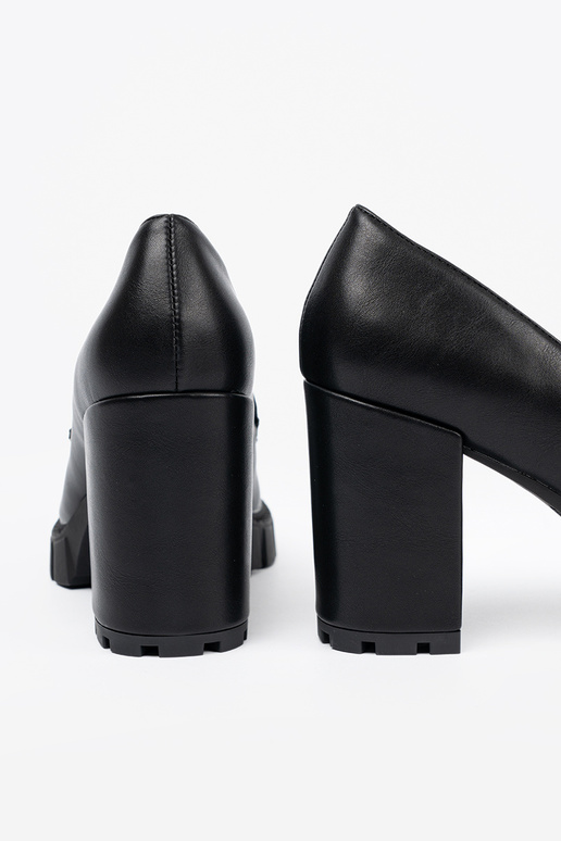 schZuarze Farbe Mokassins an der Ferse z traperoZuą podeszZuą