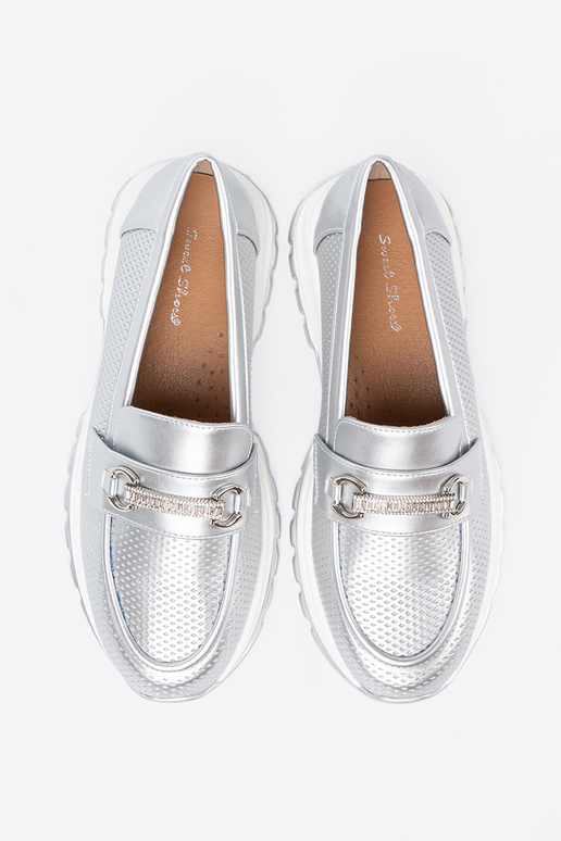 Silberfarbe Mokassins z dekoracyjnym goldenm elementem Silberfarbe Mokassins z dekoracyjnym goldenm elementem