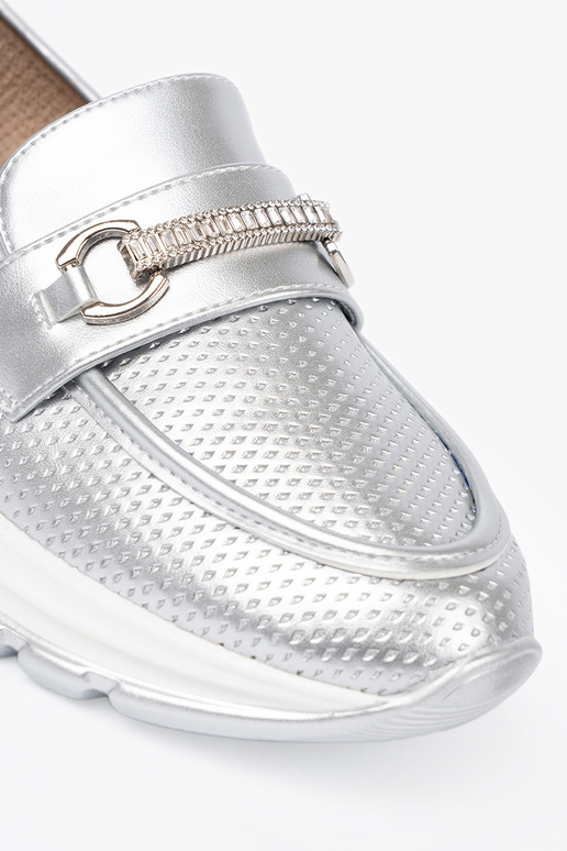 Silberfarbe Mokassins z dekoracyjnym goldenm elementem Silberfarbe Mokassins z dekoracyjnym goldenm elementem