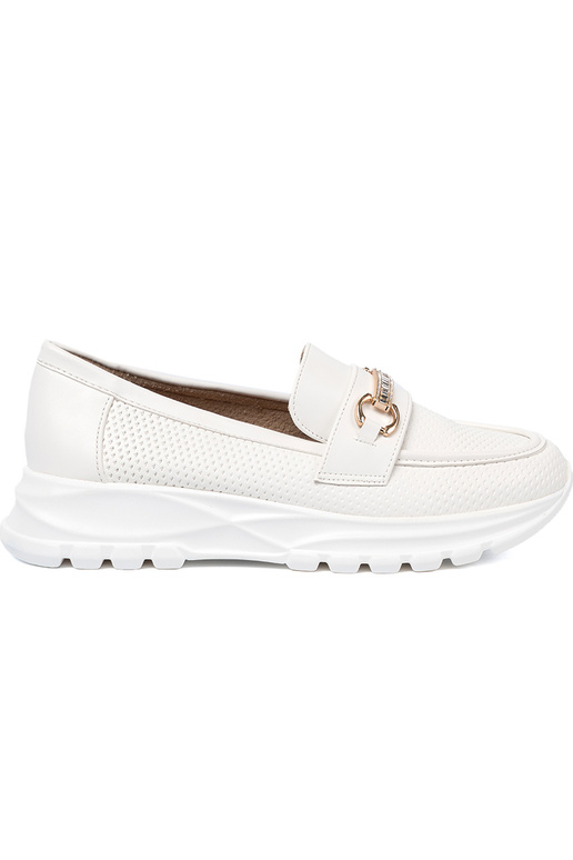 Zueiße Farbe Mokassins z dekoracyjnym goldenm elementem.