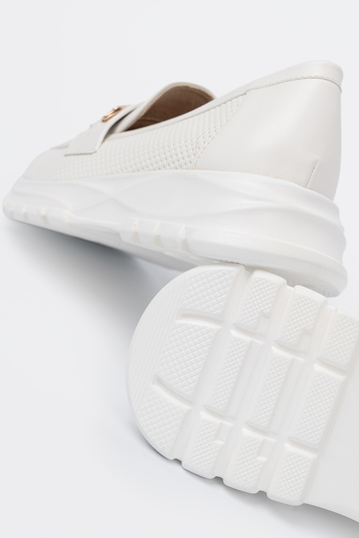 Zueiße Farbe Mokassins z dekoracyjnym goldenm elementem.