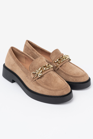 Beige Mokassins z goldenm łańcuchem.