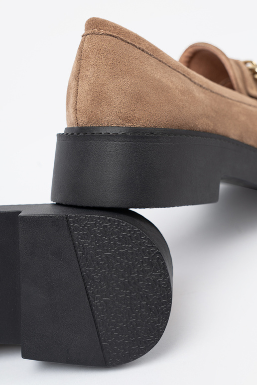 Beige Mokassins z goldenm łańcuchem.