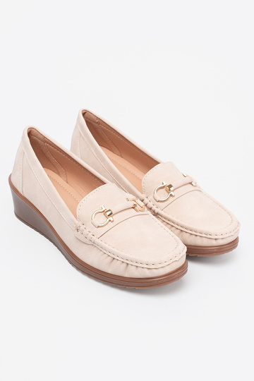 Beige Mokassins auf einem Keil z ozdobnym łańcuszkiem