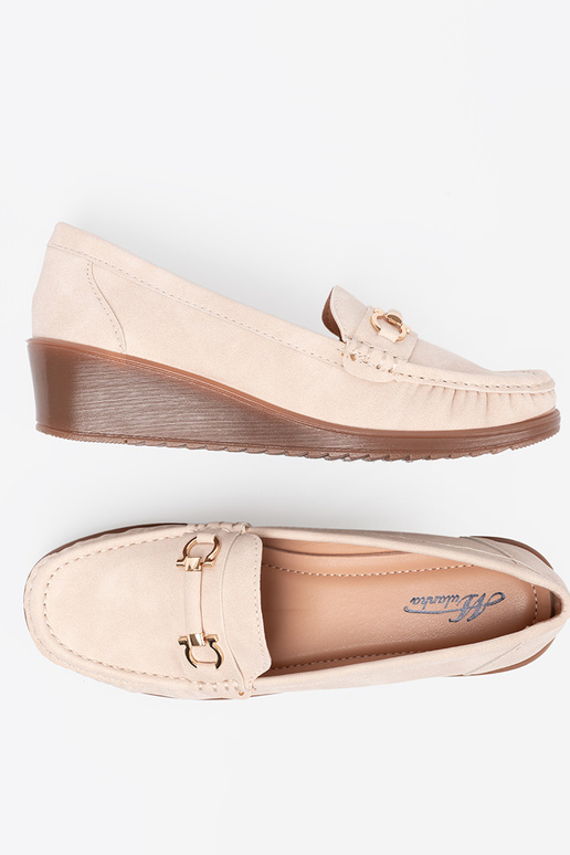 Beige Mokassins auf einem Keil z ozdobnym łańcuszkiem Beige Mokassins auf einem Keil z ozdobnym łańcuszkiem