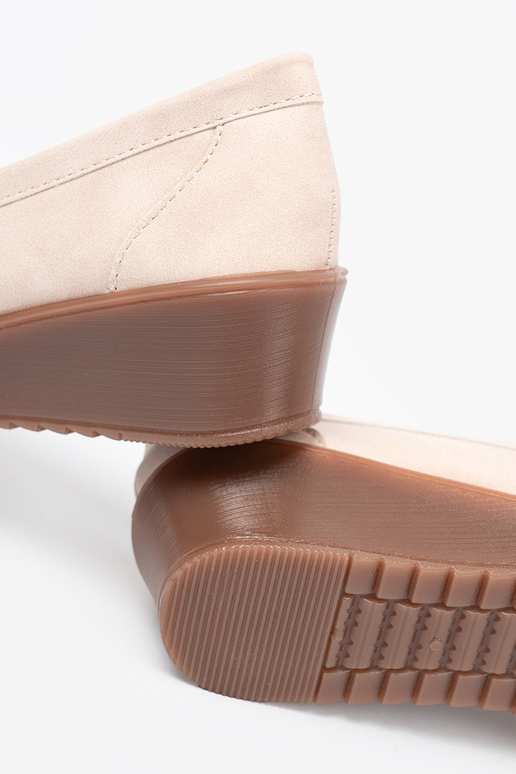 Beige Mokassins auf einem Keil z ozdobnym łańcuszkiem Beige Mokassins auf einem Keil z ozdobnym łańcuszkiem