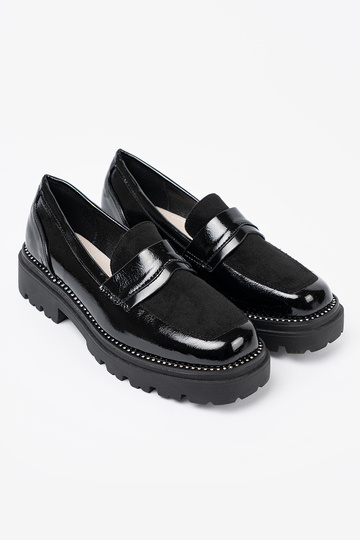 mit Lackeffekt Mokassins mit Nieten