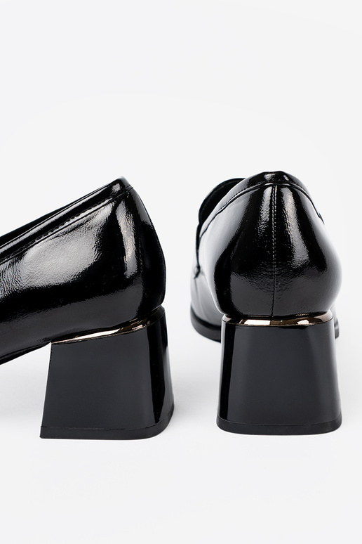 mit Lackeffekt Halbschuhe ze Silberm zdobieniem