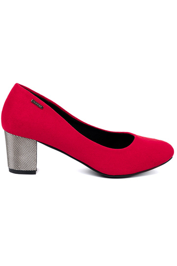 rote Farbe High Heels na Silberm słupku 2