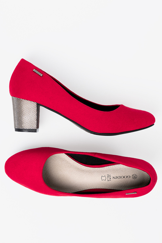 rote Farbe High Heels na Silberm słupku